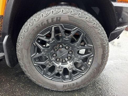 Used 2024 GMC Hummer EV 3X w/ LPO, Illumination Package image 8