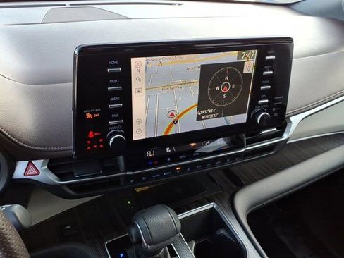 Used 2021 Toyota Sienna Platinum image 5