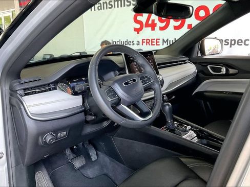 Used 2025 Jeep Compass Limited AWD/4WD image 4
