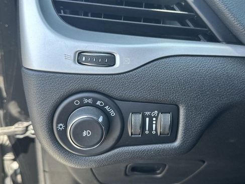 Used 2018 Jeep Cherokee Latitude Plus w/ Cold Weather Group FWD image 28