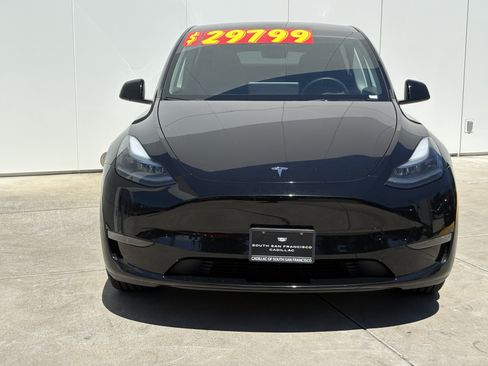 Used 2024 Tesla Model Y 2WD image 3