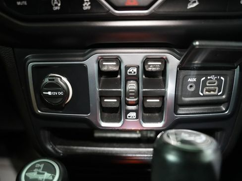 Used 2018 Jeep Wrangler Unlimited Sahara image 26