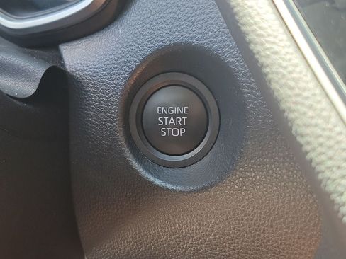 Used 2025 Toyota Corolla Cross XLE FWD image 29