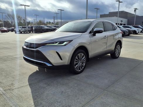 Used 2022 Toyota Venza XLE image 2