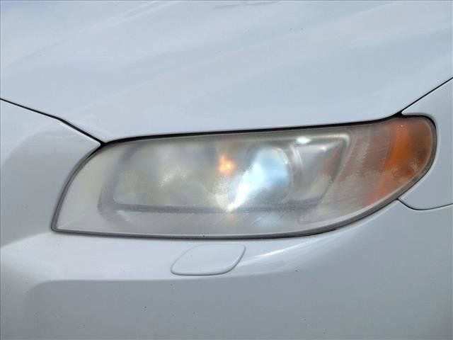 Used 2010 Volvo V70 R-Design FWD image 2