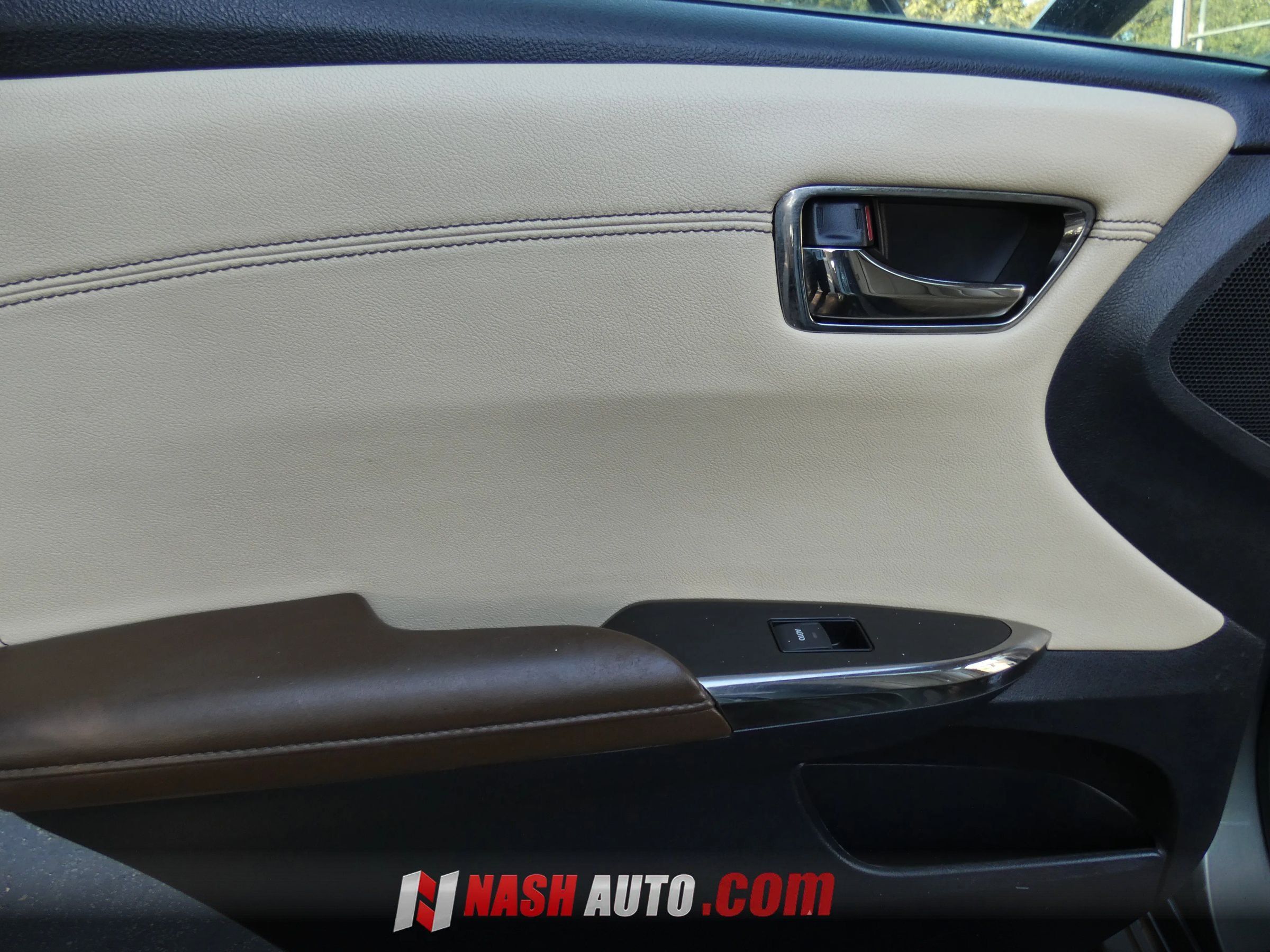 Used 2013 Toyota Avalon Limited FWD image 38