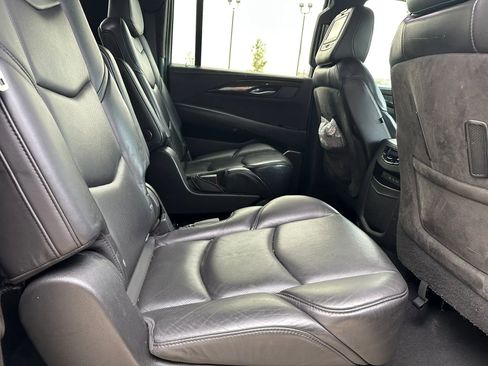 Used 2019 Cadillac Escalade ESV Platinum AWD/4WD image 18