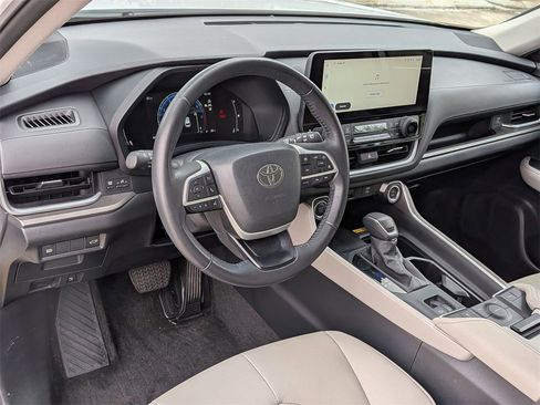 Used 2024 Toyota Grand Highlander XLE image 9