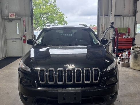Used 2016 Jeep Cherokee Latitude AWD/4WD image 3