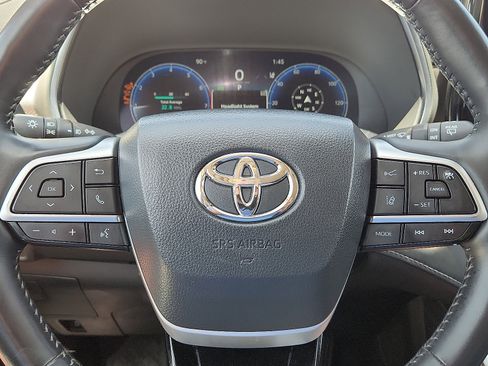Used 2024 Toyota Highlander Platinum FWD image 19