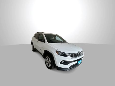 Used 2024 Jeep Compass Latitude AWD/4WD image 2