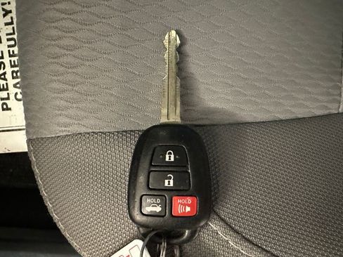 Used 2016 Toyota Corolla LE FWD image 17