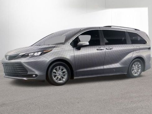 Used 2026 Toyota Sienna XLE image 2