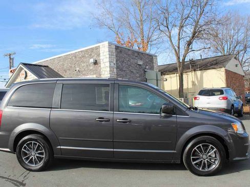 Used 2017 Dodge Grand Caravan SXT image 4