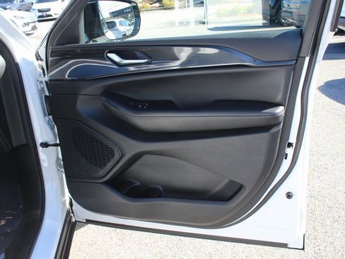 Used 2023 Jeep Grand Cherokee Altitude image 30