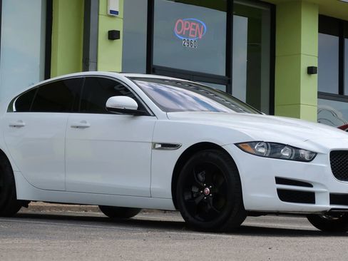 Used 2018 Jaguar XE image 6