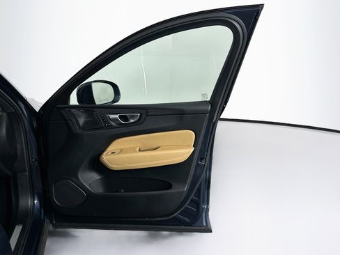 Used 2023 Volvo XC60 B5 Ultimate w/ Climate Package FWD image 34