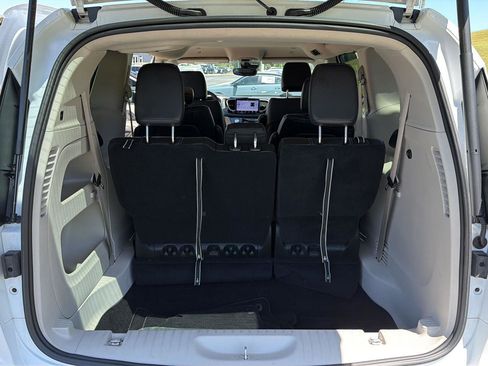 Used 2024 Chrysler Pacifica Touring-L FWD image 30