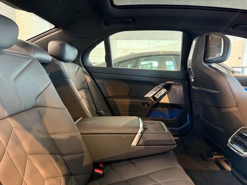 Used 2025 BMW 760i xDrive AWD/4WD image 9