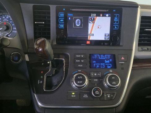 Used 2015 Toyota Sienna Limited FWD image 17