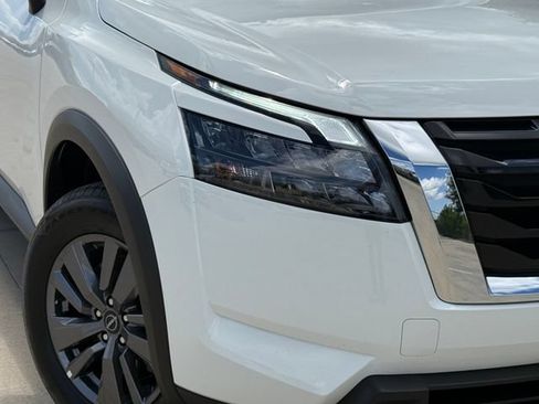 Used 2024 Nissan Pathfinder SV FWD image 3