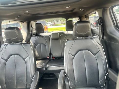 Used 2018 Chrysler Pacifica Limited w/ Advanced Safetytec Group FWD image 26