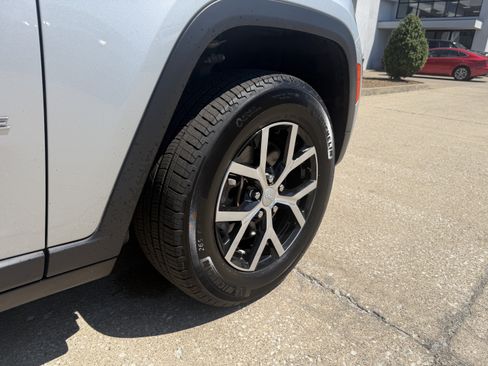 Used 2023 Jeep Grand Cherokee L Limited AWD/4WD image 23