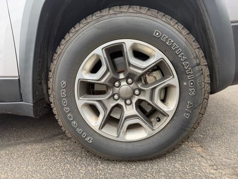Used 2019 Jeep Cherokee Trailhawk AWD/4WD image 6