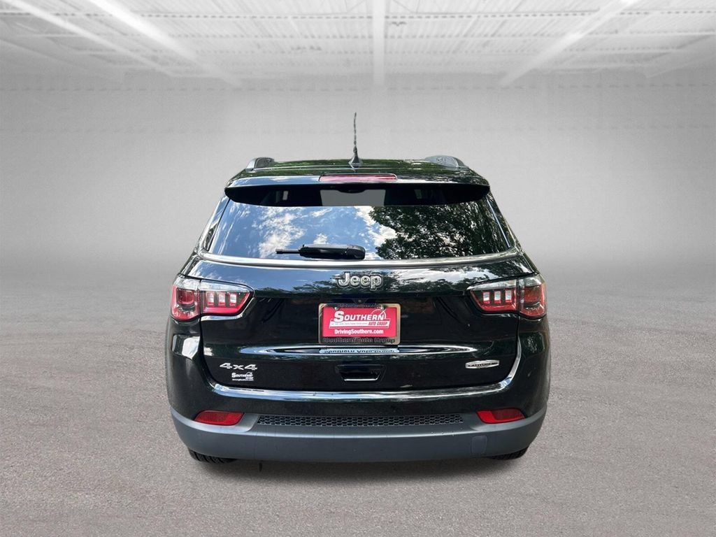 Used 2022 Jeep Compass Latitude w/ Sun and Sound Group AWD/4WD image 4