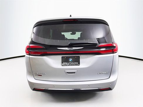 Used 2024 Chrysler Pacifica Limited image 6