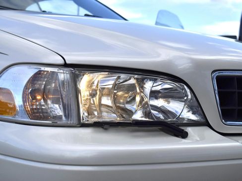 Used 2004 Volvo C70 LT image 3