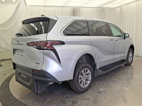 Used 2024 Toyota Sienna LE FWD image 28