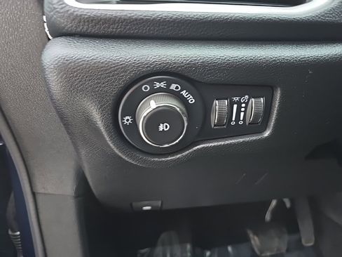 Used 2025 Chrysler Pacifica Select image 23