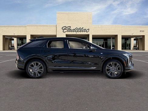 Used 2025 Cadillac Optiq Sport 2 w/ LPO, Floor Liner Package AWD/4WD image 4