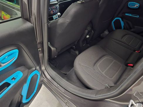 Used 2018 Jeep Renegade Latitude FWD image 28