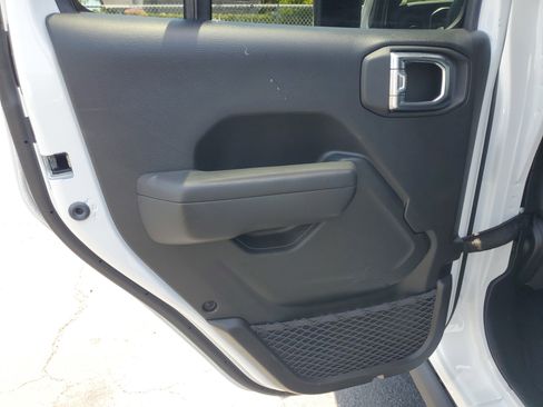 Used 2025 Jeep Wrangler Unlimited Rubicon AWD/4WD image 16