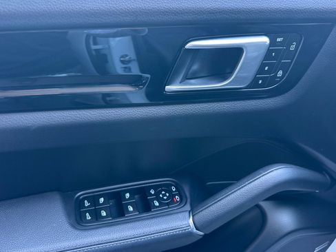 Certified 2023 Porsche Cayenne w/ Premium Package AWD/4WD image 12