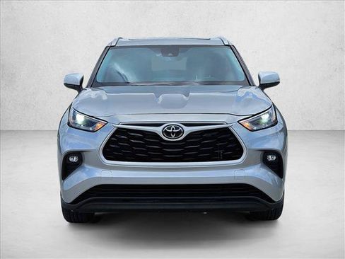 Used 2022 Toyota Highlander XLE FWD image 2