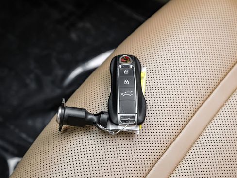 Used 2021 Porsche Cayenne AWD/4WD image 53