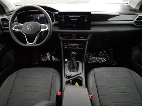 Certified 2025 Volkswagen Taos SE image 10