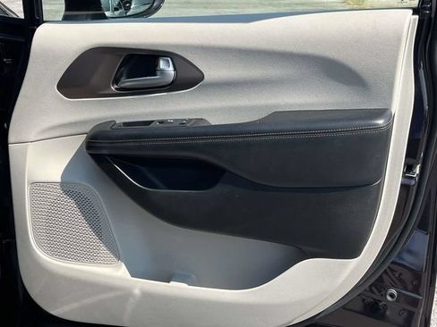 Used 2018 Chrysler Pacifica Touring-L FWD image 25