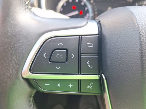 Used 2021 Toyota Highlander XLE FWD image 21