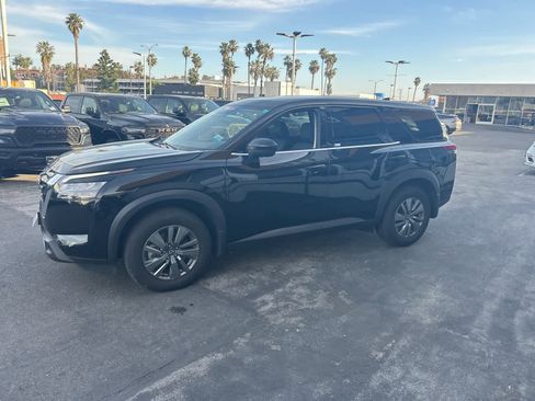 Used 2025 Nissan Pathfinder S image 3
