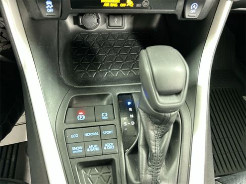 Used 2020 Toyota RAV4 XLE image 17