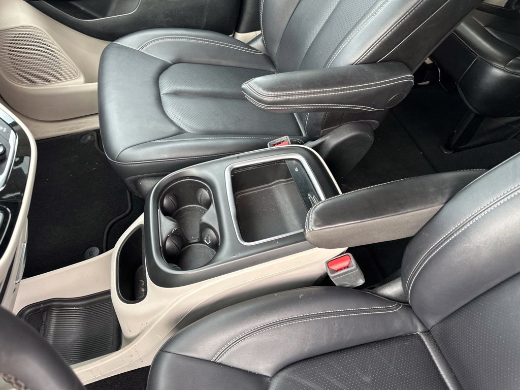 Used 2024 Chrysler Pacifica Touring-L FWD image 29