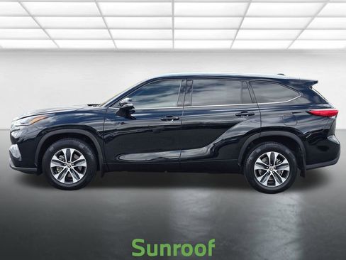 Used 2021 Toyota Highlander XLE AWD/4WD image 18