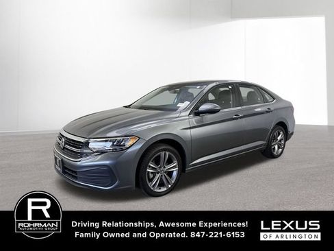 Used 2023 Volkswagen Jetta SE FWD image 2