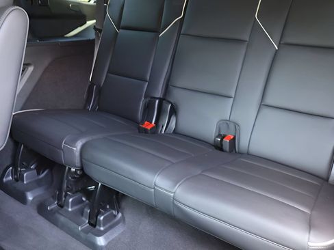 Used 2023 Cadillac Escalade Premium Luxury RWD image 16
