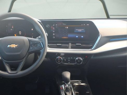 Used 2025 Chevrolet Trax LT FWD image 11