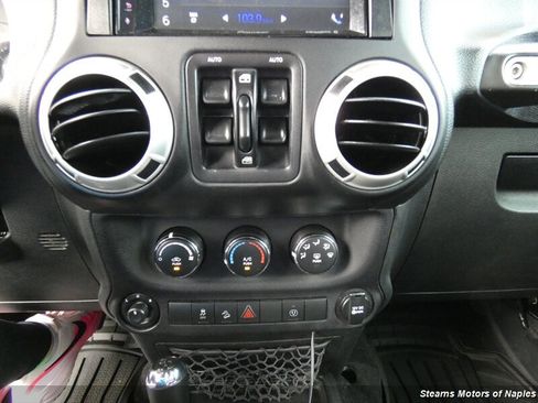 Used 2017 Jeep Wrangler Unlimited Sahara w/ Connectivity Group image 28